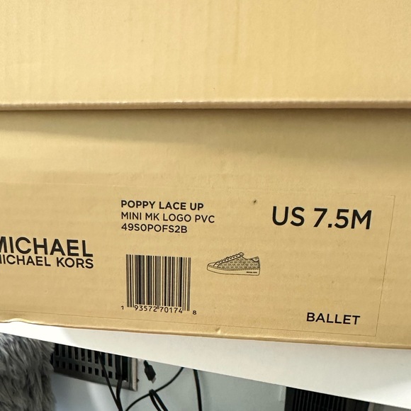 MICHAEL KORS Poppy Color-Block Logo Sneaker - Picture 5 of 5